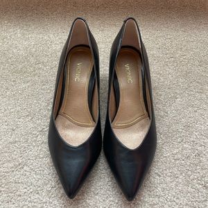 Vionic Women’s Josie Kitten Heel Black Leather Pumps.